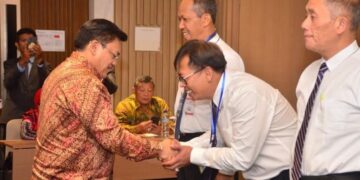 Wali Kota Salatiga Robby Hernawan menyalami para peserta uji kompetensi calon sekda di Surakarta, Selasa malam, 3 Februari 2026. (Dok Prokompim Setda Salatiga/Lingkarjateng.id)