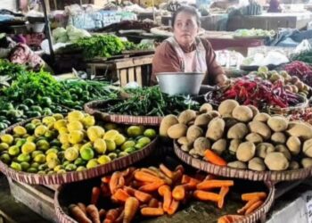 Pedagang sayur dan cabai di pasar tradisional Salatiga. (Anggar Rosa/Lingkarjateng.id)