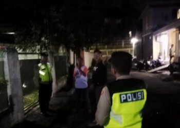 Petugas Polsek Sidorejo memeriksa lokasi kejadian pelemparan batu di Perum Soka Lembah Hijau, Kelurahan Soka, Kecamatan Sidorejo, Kota Salatiga, Kamis malam, 5 Februari 2026. (Dok.Humas Polres Salatiga/Lingkarjateng.id)