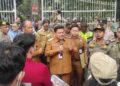 Wali Kota Salatiga Robby Hernawan saat menjawab aspirasi para demonstran di depan pintu gerbang Kantor Pemkot, Senin, 9 Februari 2026. (Angga Rosa/Lingkarjateng.id)