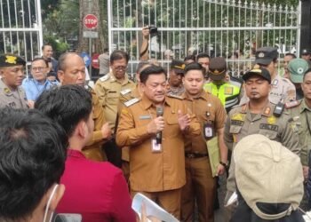 Wali Kota Salatiga Robby Hernawan saat menjawab aspirasi para demonstran di depan pintu gerbang Kantor Pemkot, Senin, 9 Februari 2026. (Angga Rosa/Lingkarjateng.id)