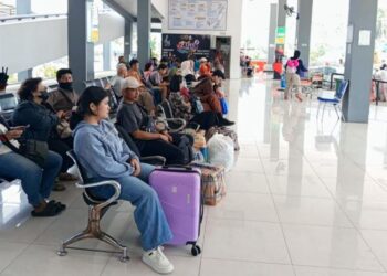 Sejumlah penumpang menunggu bus di ruang keberangkatan Terminal Tipe A Tingkir, Salatiga, Selasa, 10 Februari 2026. (Angga Rosa/Lingkarjateng.id)