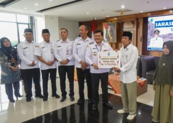 Wali Kota Salatiga Robby Hernawan menyerahkan insentif kepada salah satu modin di ruang Kaloka Kantor Setda Kota Salatiga, Rabu, 11 Februari 2026. (Dok.Prokompim Setda Salatiga/Lingkarjateng.id)