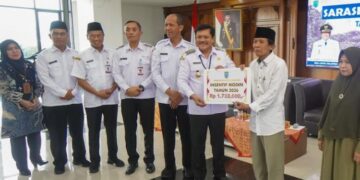 Wali Kota Salatiga Robby Hernawan menyerahkan insentif kepada salah satu modin di ruang Kaloka Kantor Setda Kota Salatiga, Rabu, 11 Februari 2026. (Dok.Prokompim Setda Salatiga/Lingkarjateng.id)