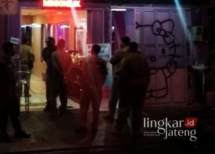 Ramadhan 2026, Tempat Hiburan di Salatiga Tetap Buka 25 Sejumlah warga saat berada di salah satu tempat hiburan karaoke di Sarirejo, Sidorejo, Salatiga, beberapa hari lalu. (Dok. Warga/Lingkarjateng.id)