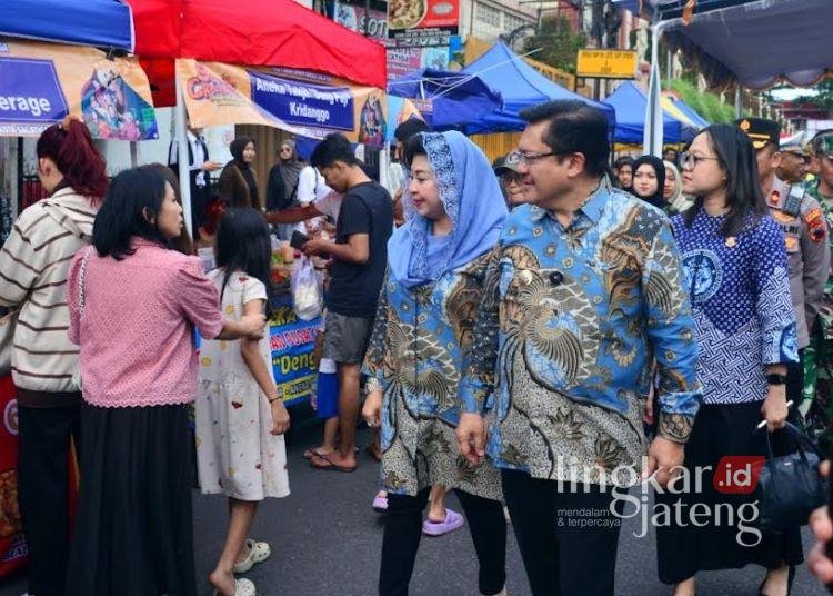 Salatiga Creative Fest 2026 Resmi Dibuka, Digelar Sebulan Penuh Selama Ramadhan 25 Ratusan warga berburu takjil di area Salatiga Creative Fest 2026 di Jalan Langensuko, Kamis, 19 Februari 2026. (Dok.Prokompim Setda Salatiga/Lingkarjateng.id)