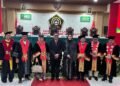 Wakil Ketua DPRD Provinsi Jawa Tengah, Mohammad Saleh ffoto bersama dengan penguji usai sidang terbuka promosi Doktor Ilmu Hukum di Unissula Semarang, Sabtu, 14 Februari 2026. (Dok. for Lingkarjateng.id)
