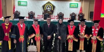 Wakil Ketua DPRD Provinsi Jawa Tengah, Mohammad Saleh ffoto bersama dengan penguji usai sidang terbuka promosi Doktor Ilmu Hukum di Unissula Semarang, Sabtu, 14 Februari 2026. (Dok. for Lingkarjateng.id)