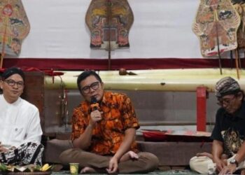 Wakil Ketua DPRD Jawa Tengah, Mohammad (tengah) saat menjadi pembicara dalam Temu Komunitas Seni dan Tradisi Kota Semarang. (Dok. for Ligkarjateng.id)