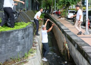 Sekrataris Daerah (Sekda) Provinsi Jawa Tengah, Sumarno turun langsung membersihkan sampah di selokan kantor pada Jumat, 27 Februari 2026. (Humas Pemprov Jateng/Lingkarjateng.id)