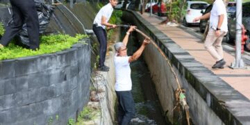 Gerakan Jawa Tengah ASRI Berlanjut, ASN Sekda Mulai dari Resik-Resik Kantor 16 Sekrataris Daerah (Sekda) Provinsi Jawa Tengah, Sumarno turun langsung membersihkan sampah di selokan kantor pada Jumat, 27 Februari 2026. (Humas Pemprov Jateng/Lingkarjateng.id)