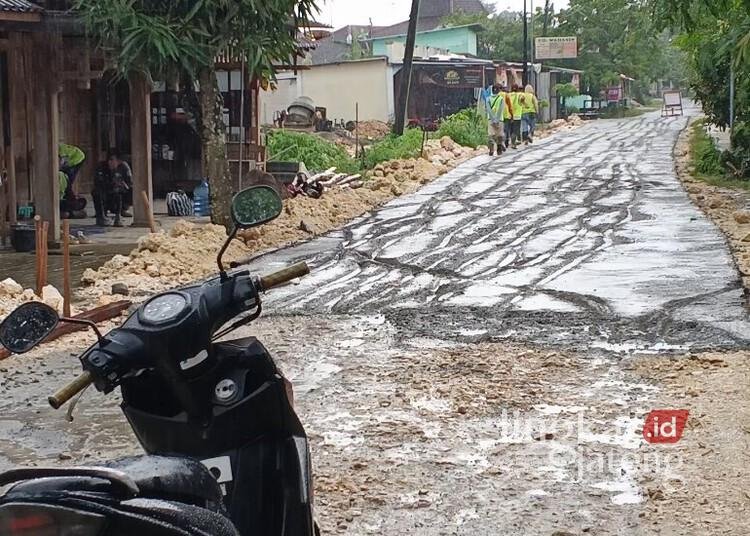 Oknum Warga Terobos Proyek Jalan Cor di Blora Dilaporkan ke Polisi 25 Kondisi jalan cor basah usai diterobos oknum warga di Desa Palon, Kecamatan Jepon, Kabupaten Blora, Sabtu, 21 Februari 2026. (Eko Wicaksono/Lingkarjateng.id)