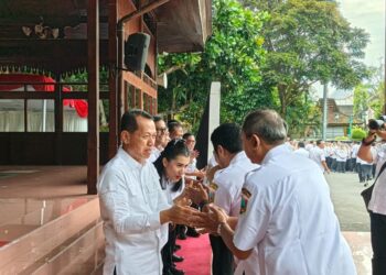 Bupati Kudus, Sam’ani Intakoris dan Wakil Bupati Kudus, Belinda Putri Sabrina Birton saat halal bi halal bersama para ASN Kabupaten Kudus di Pendopo Kabupaten Kudus pada Rabu (25/3). Foto: Fahtur Rohman /Lingkar