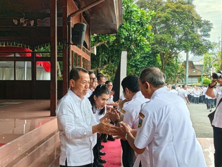 Penerapan WFA-WFH, Pemkab Kudus Prioritaskan Pelayanan Publik 25 Bupati Kudus, Sam’ani Intakoris dan Wakil Bupati Kudus, Belinda Putri Sabrina Birton saat halal bi halal bersama para ASN Kabupaten Kudus di Pendopo Kabupaten Kudus pada Rabu (25/3). Foto: Fahtur Rohman /Lingkar