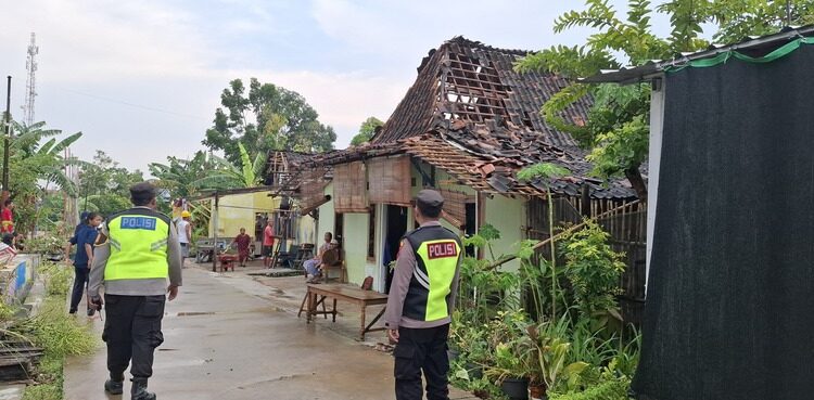 Petugas kepolisian saat melakukan pengecekan di TKP. Foto : Abror/Lingkar