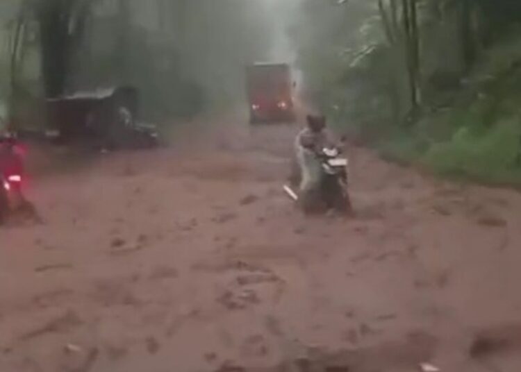 Warga Soroti Air Lumpur Mengalir Deras di Jalan Weleri Sukorejo. Foto : Tangkapan layar