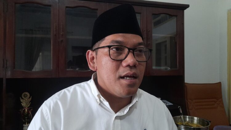 Ketua DPRD Kendal Apresiasi Sinergi Aparat, Lebaran Aman dan Kondusif 25 Ketua DPRD Kendal, Mahfud Sodiq saat diwawancarai pada Rabu (25/3). Foto: Anik Kustiani /Lingkar
