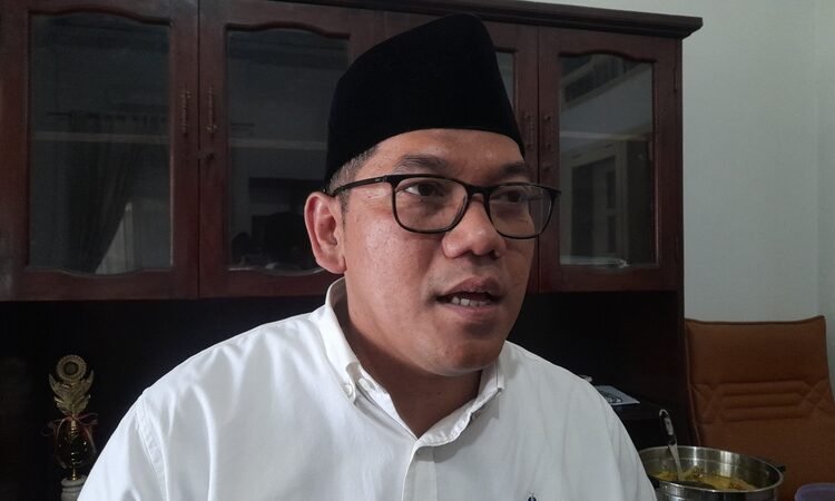 Ketua DPRD Kendal Apresiasi Sinergi Aparat, Lebaran Aman dan Kondusif 25 Ketua DPRD Kendal, Mahfud Sodiq saat diwawancarai pada Rabu (25/3). Foto: Anik Kustiani /Lingkar