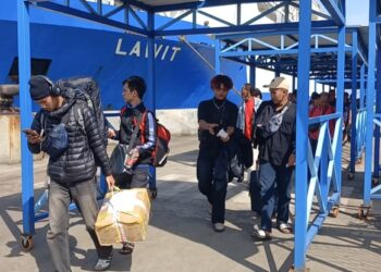 Tampak para penumpang dari luar Semarang terus berdatangan di Pelabuhan Tanjung Emas pada arus mudik Lebaran 2026 pada Kamis, 12 Maret 2026. Foto : Rizky/Lingkar