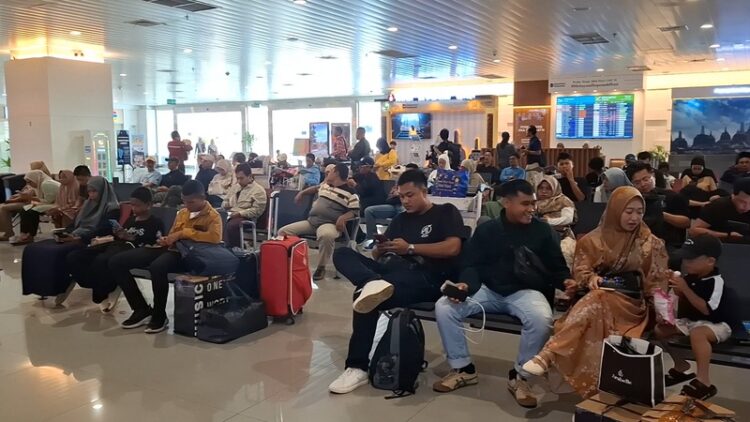 Jumlah Penumpang di Bandara A Yani Semarang Meningkat Signifikan pada H+3 Lebaran 25 Suasana Bandara Jenderal Ahmad Yani dipenuhi penumpang dari berbagai daerah. Foto: Rizky S/Lingkar