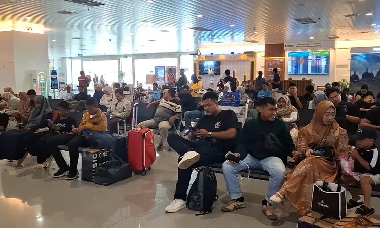 Jumlah Penumpang di Bandara A Yani Semarang Meningkat Signifikan pada H+3 Lebaran 25 Suasana Bandara Jenderal Ahmad Yani dipenuhi penumpang dari berbagai daerah. Foto: Rizky S/Lingkar
