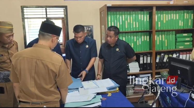 Soal Temuan Ijazah Belum Diambil, Komisi D DPRD Pati Soroti Hal Ini 25 Komisi D DPRD Pati dan Guru SMP N 1 Tayu Cek Ijazah yang belum diambil. Foto : Mutia/Lingkar