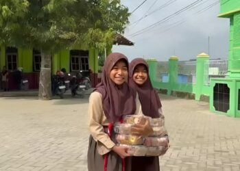 Siswa mengambil menu makanan MBG yang di distribusikan SPPG Jepon Seso 1. Foto : Eko Wicaksono / Lingkar