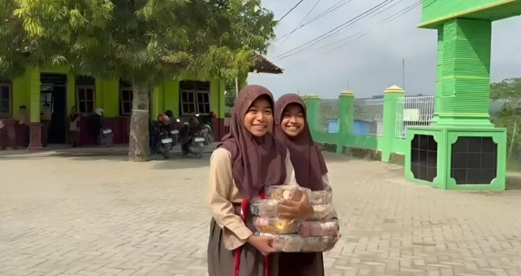 Siswa mengambil menu makanan MBG yang di distribusikan SPPG Jepon Seso 1. Foto : Eko Wicaksono / Lingkar