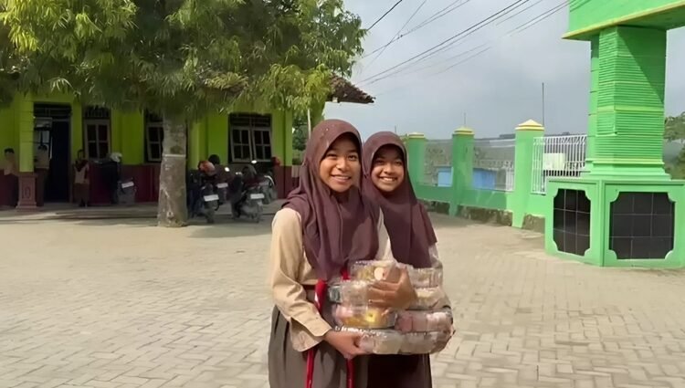 Hore, Siswa TK-SD di Kawasan Hutan Jepon Blora Akhirnya Terima Program MBG 25 Siswa mengambil menu makanan MBG yang di distribusikan SPPG Jepon Seso 1. Foto : Eko Wicaksono / Lingkar
