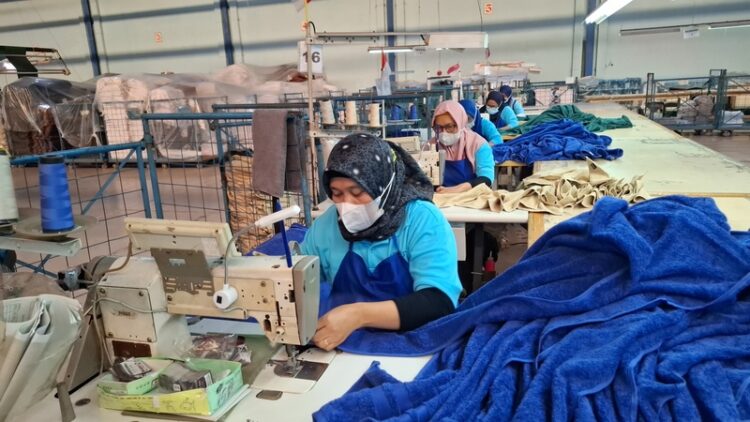 Pekerja di salah satu perusahaan sedang sibuk menjalani kegiatannya sehari-hari, dimana di tahun ini sudah ditetapkan mekanisme dan pelaksanaan untuk pembayaran THR tahun 2026. Foto : Nisa Hesty Imaniar/Lingkar Jateng