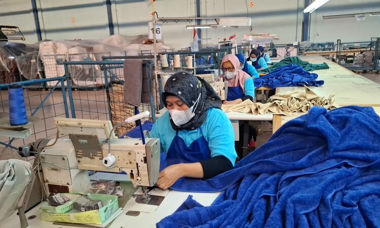 Pekerja di salah satu perusahaan sedang sibuk menjalani kegiatannya sehari-hari, dimana di tahun ini sudah ditetapkan mekanisme dan pelaksanaan untuk pembayaran THR tahun 2026. Foto : Nisa Hesty Imaniar/Lingkar Jateng