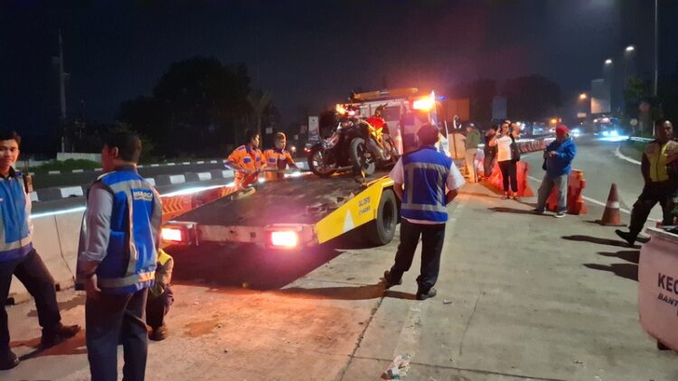 Kecelakaan terjadi di turunan traffic light Exit Tol Bawen di Kabupaten Semarang. Foto : Hesty Imaniar /Lingkar Jateng