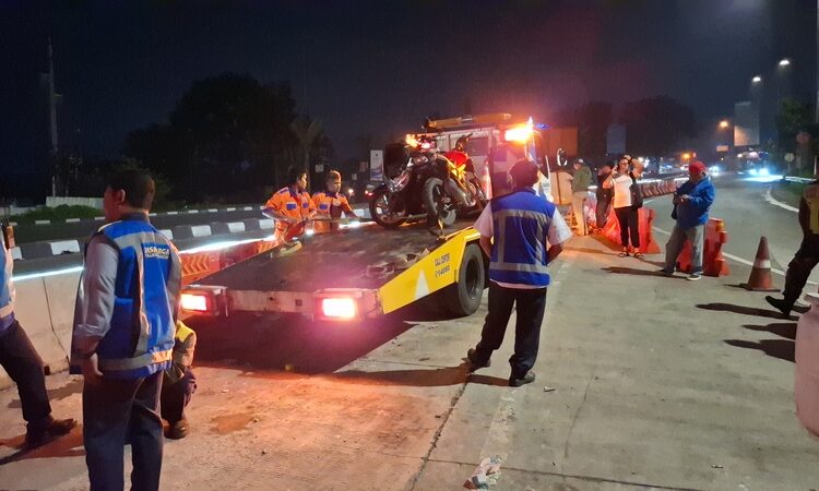 Kecelakaan terjadi di turunan traffic light Exit Tol Bawen di Kabupaten Semarang. Foto : Hesty Imaniar /Lingkar Jateng