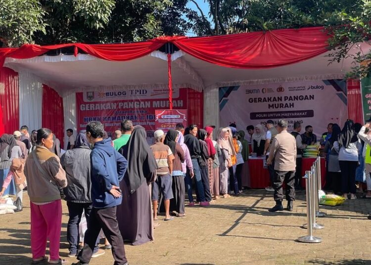 Jaga Stabilitas Harga Pangan, Dispertanikap Gelar GPM Jelang Idul Fitri 1447 H 25 Dispertanikap menggelar Gerakan Pangan Murah jelang Idul Fitri 1447 H demi menjaga stabilitas harga pangan di masyarakat Kabupaten Semarang, Jumat (13/3) sore. Foto : Hesty Imaniar /Lingkar
