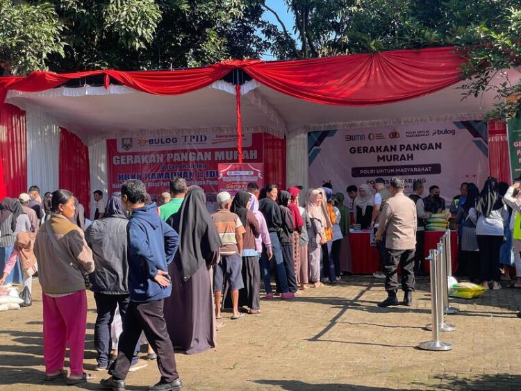 Dispertanikap menggelar Gerakan Pangan Murah jelang Idul Fitri 1447 H demi menjaga stabilitas harga pangan di masyarakat Kabupaten Semarang, Jumat (13/3) sore. Foto : Hesty Imaniar /Lingkar