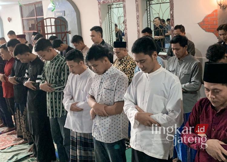 Momen Warga Binaan Rutan Salatiga Salat Idulfitri Bersama Petugas 25 BERJAMAAH : Sejumlah warga binaan pemasyarakatan Rutan Kelas IIB Salatiga Shalat Idul Fitri bersama di Selasar Rutan, Sabtu, 21 Maret 2026. (Humas Rutan Salatiga/Lingkarjateng.id)