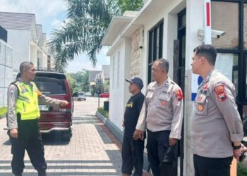 PATROLI: Sejumlah petugas Polres Salatiga memantau situasi keamanan salah satu perumahan di Salatiga, beberapa hari lalu. (Humas Polres Salatiga/Lingkarjateng.id)