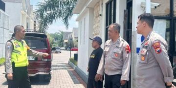 PATROLI: Sejumlah petugas Polres Salatiga memantau situasi keamanan salah satu perumahan di Salatiga, beberapa hari lalu. (Humas Polres Salatiga/Lingkarjateng.id)