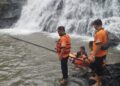 2 Wisatawan Tenggelam di Air Terjun Watu Bobot Jepara Ditemukan Meninggal 34 Proses evakuasi korban tenggelam di Air Terjun Watu Bobot, Desa Somosari, Kecamatan Batealit, Kabupaten Jepara ditemukan pada Sabtu, 28 Maret 2026. (Tomi Budianto/Lingkarjateng.id)