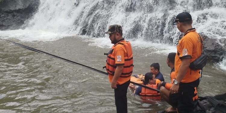 Proses evakuasi korban tenggelam di Air Terjun Watu Bobot, Desa Somosari, Kecamatan Batealit, Kabupaten Jepara ditemukan pada Sabtu, 28 Maret 2026. (Tomi Budianto/Lingkarjateng.id)