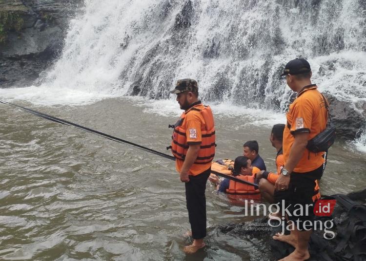 2 Wisatawan Tenggelam di Air Terjun Watu Bobot Jepara Ditemukan Meninggal 25 Proses evakuasi korban tenggelam di Air Terjun Watu Bobot, Desa Somosari, Kecamatan Batealit, Kabupaten Jepara ditemukan pada Sabtu, 28 Maret 2026. (Tomi Budianto/Lingkarjateng.id)
