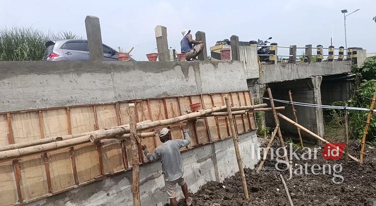Perbaikan Jembatan Cadong Dikebut, DPUPR Blora : Sebelum Lebaran Selesai 25 Sejumlah pekerja tampak sedang mengerjakan perbaikan longsoran di jembatan Cadong-Pilang. Foto : Hanafi/Lingkar Jateng