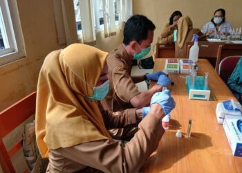 Tim gabungan saat memeriksa hasil sejumlah bahan pangan dipasar sido makmur. Foto : Hanafi / Lingkar