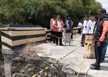 Tim gabungan dari BNPB saat meninjau secara langsung longsoran dijembatan Sumber-Kradenan Foto : Lingkar Jateng