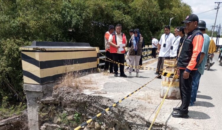 Tim gabungan dari BNPB saat meninjau secara langsung longsoran dijembatan Sumber-Kradenan Foto : Lingkar Jateng