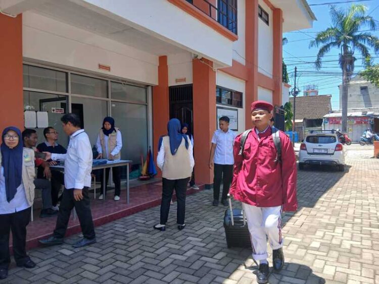OPTIMIS. Siswa Sekolah Rakyat SRMA 18 Blora saat mulai datang ke sekolah. Foto: Hanafi/Lingkar