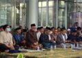 Mendikdasmen, Abdul Mu'ti, mengikuti sholat id di Gedung Cristal Building UMKU, Kabupaten Kudus, Jumat, 20 Maret 2026. (Mohammad Fahtur Rohman/Lingkarjateng.id)