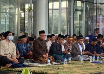 Mendikdasmen Abdul Mu'ti Rayakan Idul Fitri di Kudus 33 Mendikdasmen, Abdul Mu'ti, mengikuti sholat id di Gedung Cristal Building UMKU, Kabupaten Kudus, Jumat, 20 Maret 2026. (Mohammad Fahtur Rohman/Lingkarjateng.id)