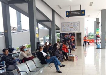 Sejumlah penumpang menunggu bus di ruang tunggu bus AKAP Terminal Tipe A Tingkir, Salatiga, Kamis, 12 Maret 2026. (Angga Rosa/Lingkarjateng.id)