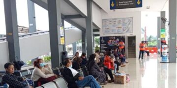 Sejumlah penumpang menunggu bus di ruang tunggu bus AKAP Terminal Tipe A Tingkir, Salatiga, Kamis, 12 Maret 2026. (Angga Rosa/Lingkarjateng.id)